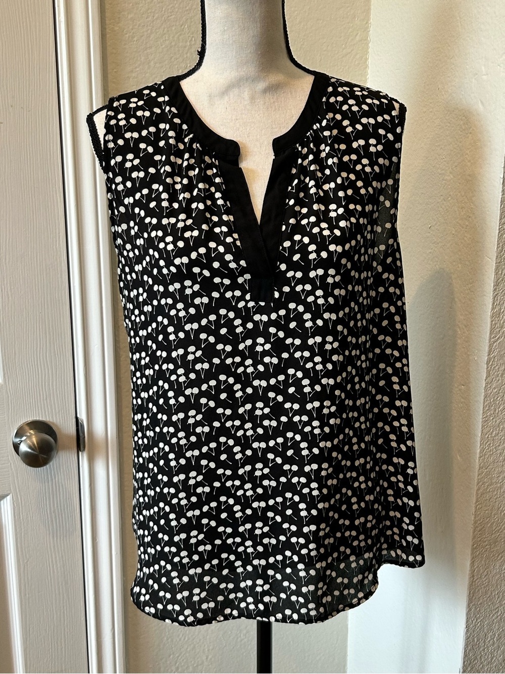 LOFT Black & White Sleeveless Top Size Large White Cherries Split Neck Polyester